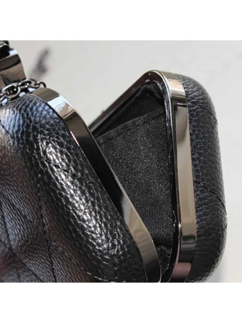 Skull Knuckle Clutch, faux McQueen-type, One stone missing - Picture 6 of 7